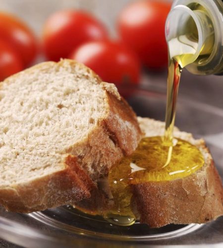 oleificio-donghia-prodotto-100-italiano-copertina-a-casa-olio-pane
